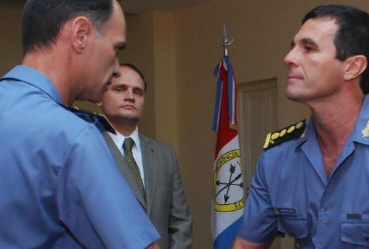 Hace veinte días, Ardiles (derecha) asumía como subjefe de la policía provincial. (Gobernación)