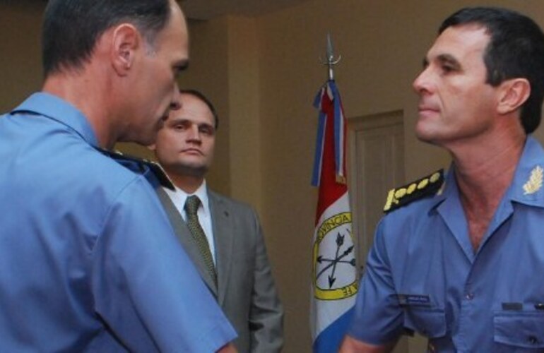 Hace veinte días, Ardiles (derecha) asumía como subjefe de la policía provincial. (Gobernación)