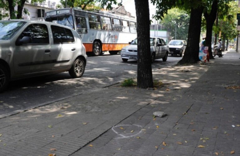 La zona donde fue asaltada la víctima esta tarde en el oeste rosarino. (Foto: E. Rodríguez Moreno)