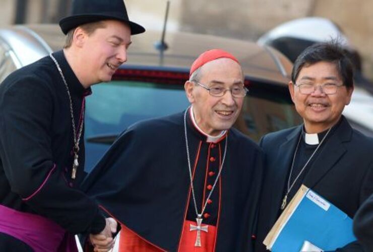 El falso obispo Ralph Napierski (izquierda) saluda al cardenal Sergio Sebiastiana esta mañana. / Vincenzo Pinto (AFP)
