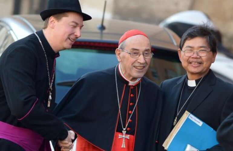 El falso obispo Ralph Napierski (izquierda) saluda al cardenal Sergio Sebiastiana esta mañana. / Vincenzo Pinto (AFP)