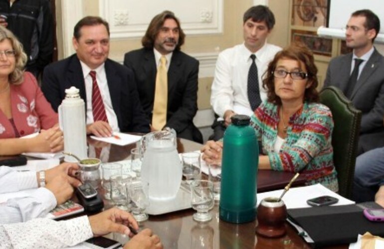 Gremios y gobierno, nuevamente reunidos por el salario. (Gobernación)
