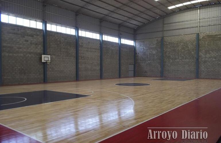 Imagen de El Club Talleres inaugura la cancha de básquet con piso de madera