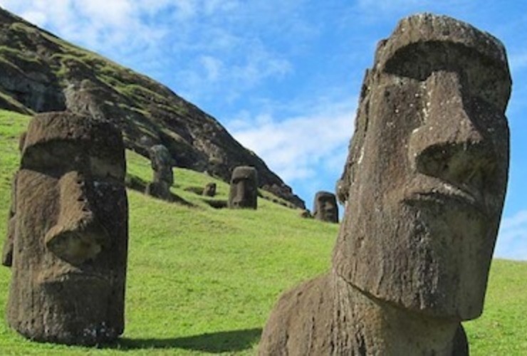 Imagen de Los Moais enterrados en la Isla de Pascua, tienen cuerpo y aparecen misteriosas inscripciones en ellos