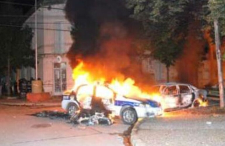 La muerte de Karen Campos, de 17, provoc&oacute; la ira de los vecinos de Jun&iacute;n que atacaron la comisar&iacute;a de Villa Belgrano.imagen- Diario La Capital