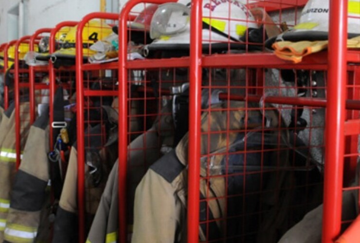 Los Bomberos Voluntarios de Capitán Bermúdez renunciaron en forma masiva en contra del presidente de la comisión directiva de la institución quien enfrenta una denuncia por abuso deshonesto en perjuicio de una nena.  La compleja situación en el cuerpo de 