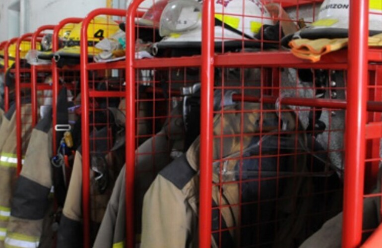 Los Bomberos Voluntarios de Capitán Bermúdez renunciaron en forma masiva en contra del presidente de la comisión directiva de la institución quien enfrenta una denuncia por abuso deshonesto en perjuicio de una nena.  La compleja situación en el cuerpo de 