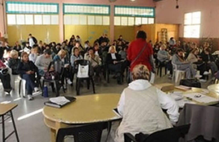 Los docentes votan hoy y mañana en escuelas y el jueves van a asamblea.