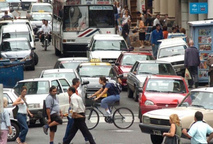 Complicadas. El desafío de las autoridades es reordenar las calles del centro de Rosario, que a diario deparan postales en las que resalta el caos.