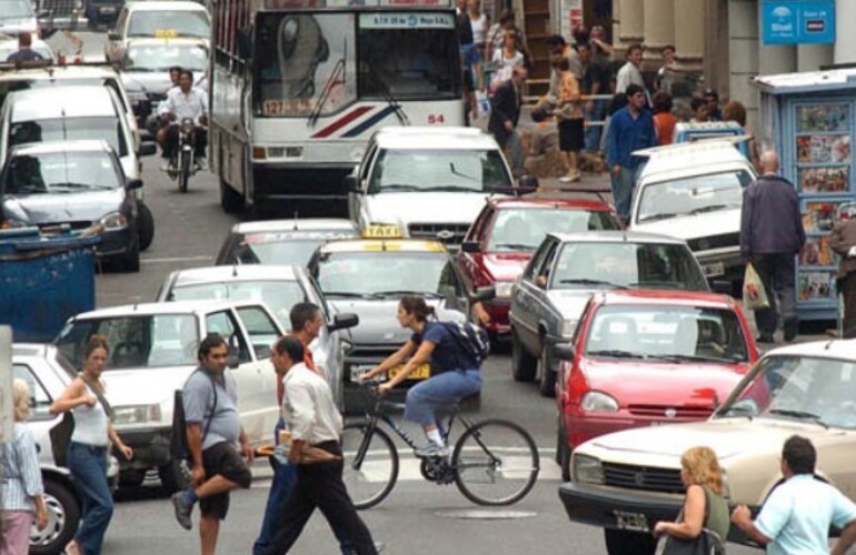 Complicadas. El desafío de las autoridades es reordenar las calles del centro de Rosario, que a diario deparan postales en las que resalta el caos.