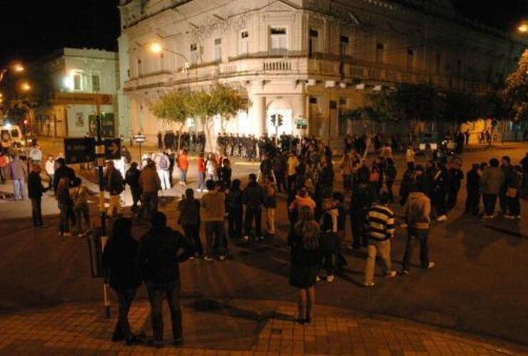 Imagen de Vecinos se manifestaron frente a la municipalidad tras otro crimen para exigir seguridad