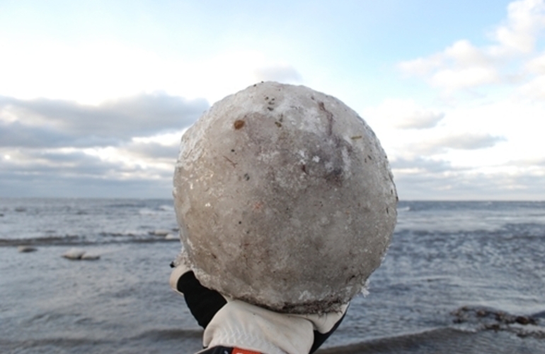 Imagen de El misterio de las esferas de hielo en Michigan