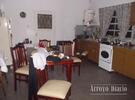 Se arrastró amordazada hasta la cocina para poder alcanzar el celular y llamar a su hijo