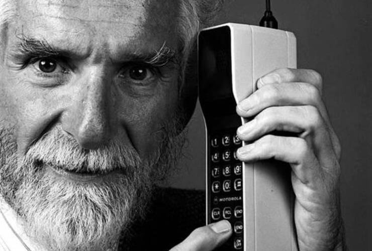 Martin Cooper. El ingeniero que logró la primera llamada desde un celular y el aparato con que la hizo.