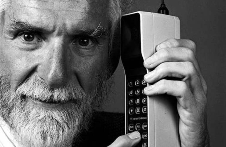 Martin Cooper. El ingeniero que logró la primera llamada desde un celular y el aparato con que la hizo.