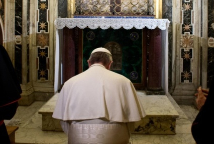 Bergoglio descendió acompañado de otras autoridades. ( EFE/Osservatore Romano)