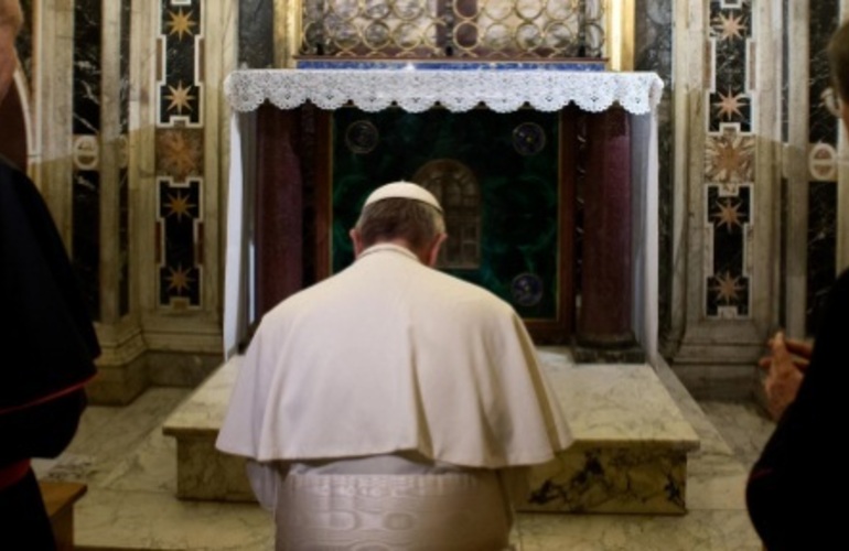 Bergoglio descendió acompañado de otras autoridades. ( EFE/Osservatore Romano)