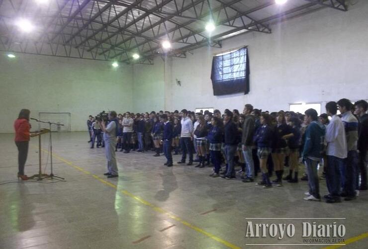 La Directora de la escuela Lucía Cardoso en pleno discurso