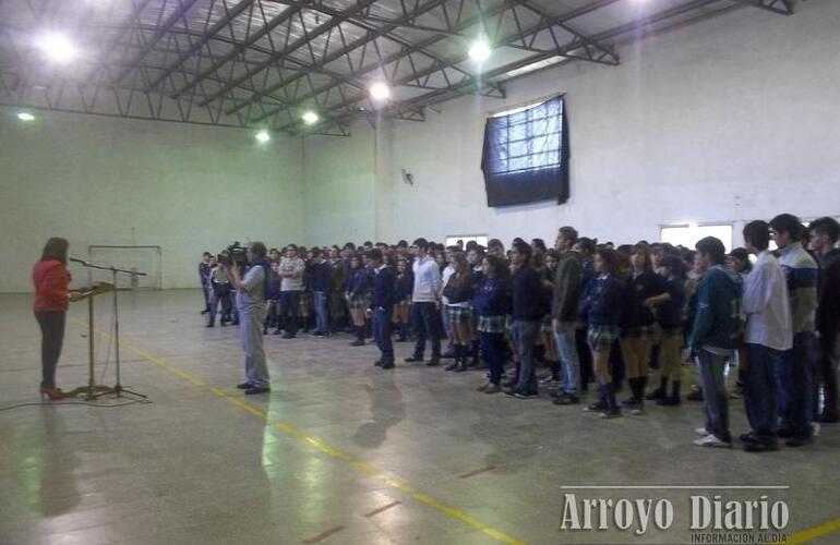 La Directora de la escuela Lucía Cardoso en pleno discurso