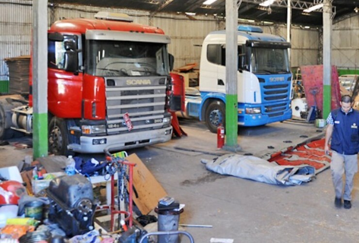 Guardados. En el depósito la policía de San Lorenzo halló el Iveco 410 robado el domingo en San Jerónimo Sud, más tres marca Scania. Hubo dos detenidos.