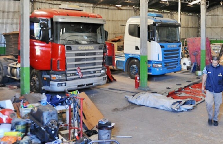 Guardados. En el depósito la policía de San Lorenzo halló el Iveco 410 robado el domingo en San Jerónimo Sud, más tres marca Scania. Hubo dos detenidos.