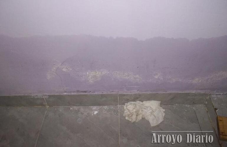 El agua ingresó en algunas viviendas hasta los 30 centímetros, mientras que otros vecinos perdieron todo. Foto: Archivo AD El agua ingresó en algunas viviendas hasta los 30 centímetros, mientras que otros vecinos perdieron todo. Foto: Archivo AD