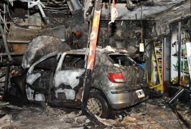 Imagen de San Nicolás: Chocaron dos autos y uno se incrustó en un local que se incendió. El saldo ocho heridos