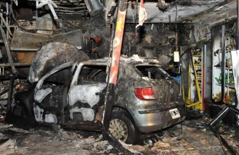 Imagen de San Nicol&aacute;s: Chocaron dos autos y uno se incrust&oacute; en un local que se incendi&oacute;. El saldo ocho heridos