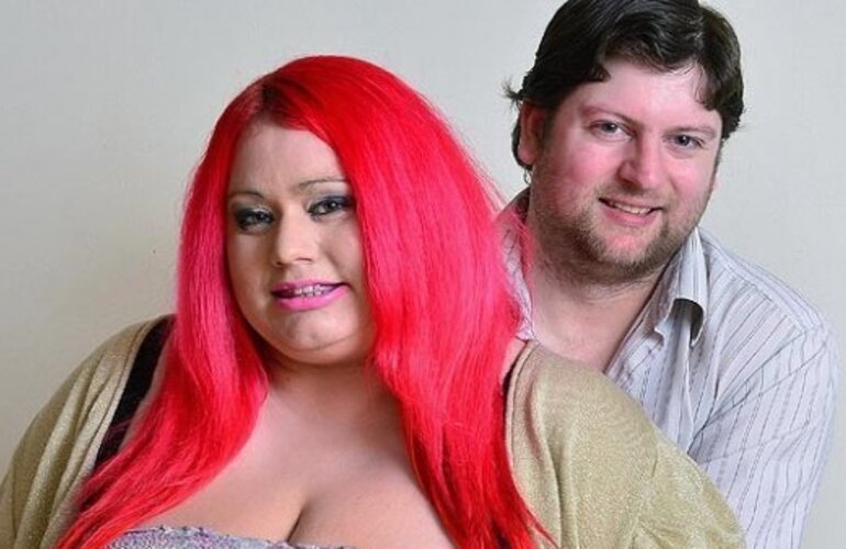 Imagen de Con el escote m&aacute;s grande del mundo casi ahoga al novio