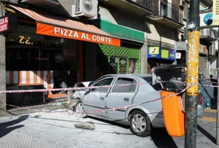 Imagen de Un auto se incrustó en una pizzería tras chocar en Balvanera