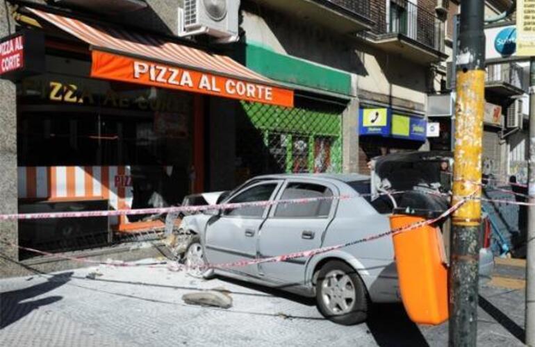 Imagen de Un auto se incrustó en una pizzería tras chocar en Balvanera