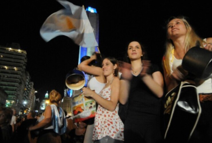 Imagen de Rosarinos se movilizan al Monumento para el cacerolazo contra la reforma judicial