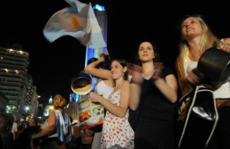 Imagen de Rosarinos se movilizan al Monumento para el cacerolazo contra la reforma judicial