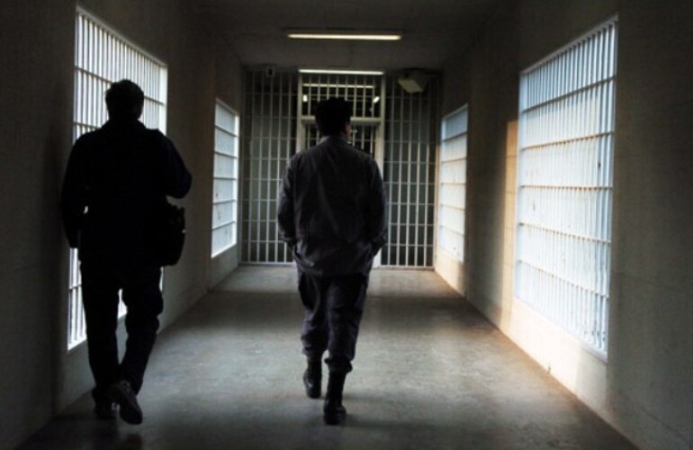 En prisi&oacute;n. El condenado estar&aacute; en una c&aacute;rcel provincial, donde por su d&eacute;bil salud mental deber&aacute; ser examinado.