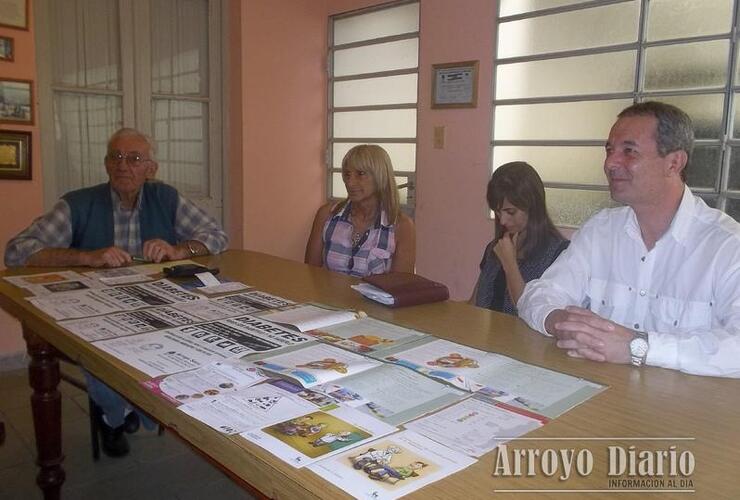 De izquierda a derecha: Ovidio Tonda Presidente del Centro de Jubilados de Arroyo Seco, Claudia Müller Titular de Fradi, Dra Carina Gres Secretaria de Salud Municipal y Daniel Tonelli Concejal