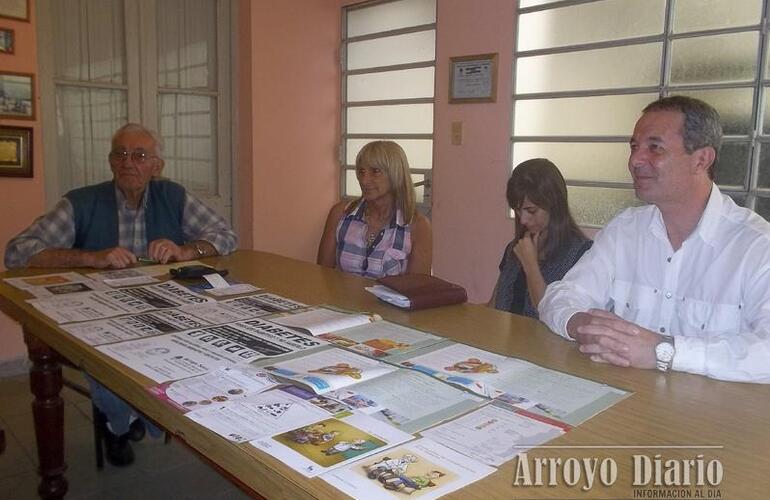 De izquierda a derecha: Ovidio Tonda Presidente del Centro de Jubilados de Arroyo Seco, Claudia Müller Titular de Fradi, Dra Carina Gres Secretaria de Salud Municipal y Daniel Tonelli Concejal