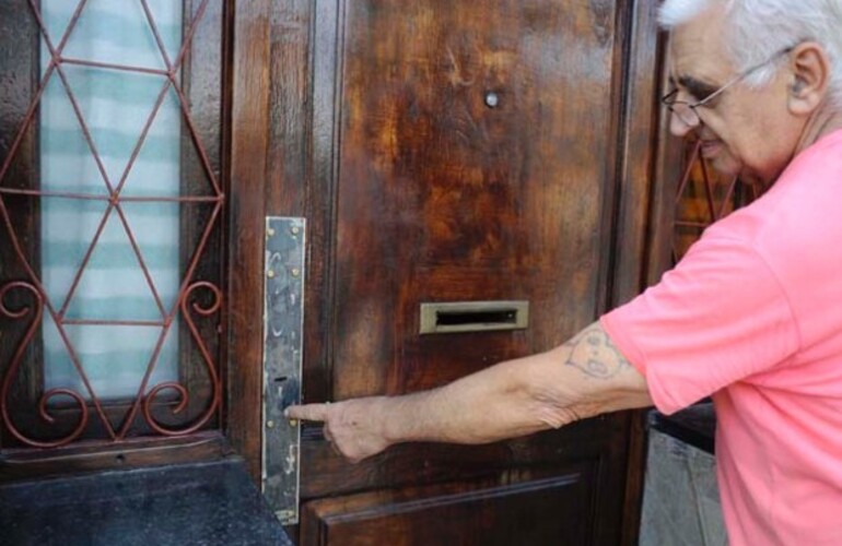 Forzada. La puerta de la casa de Oscar Balzaretti, en Don Bosco y Gorriti. "Me hicieron un despelote", dijo. Forzada. La puerta de la casa de Oscar Balzaretti, en Don Bosco y Gorriti. "Me hicieron un despelote", dijo.
