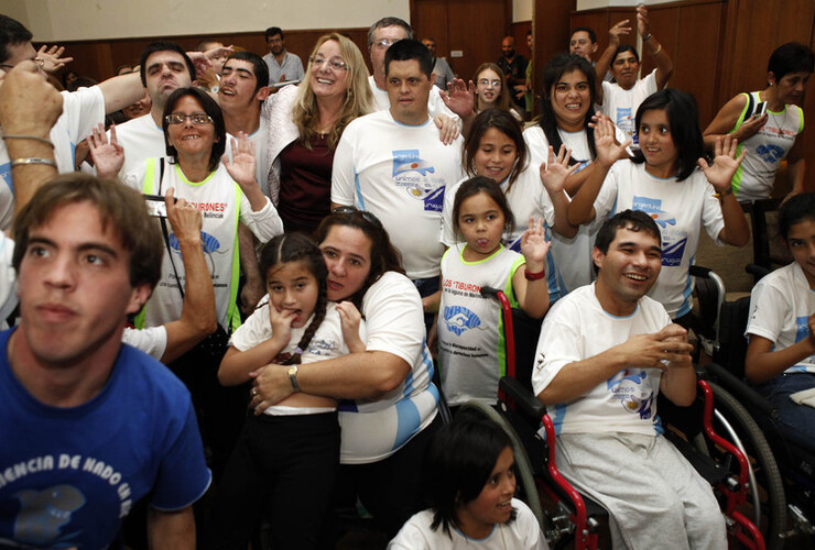 Imagen de Los Tiburones del Paraná junto a Alicia Kirchner en la presentación del libro: Discapacidad: Derechos Humanos e Inclusión