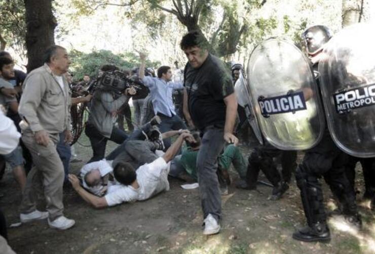 Imagen de La Metropolitana reprimió a trabajadores del Borda: 40 heridos y 8 detenidos