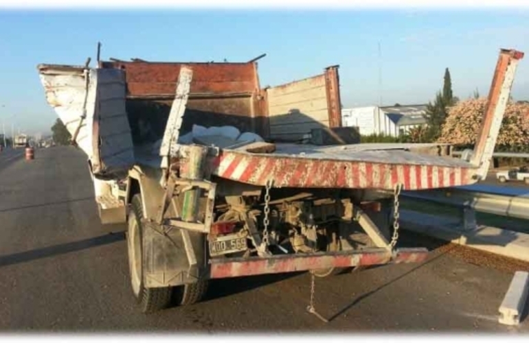 Imagen de Accidente en Circunvalación dejó heridos y un camión colgando