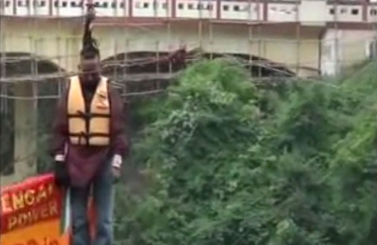 Imagen de Murió al querer batir su propio record Guiness al cruzar un río colgado de la cola de su pelo