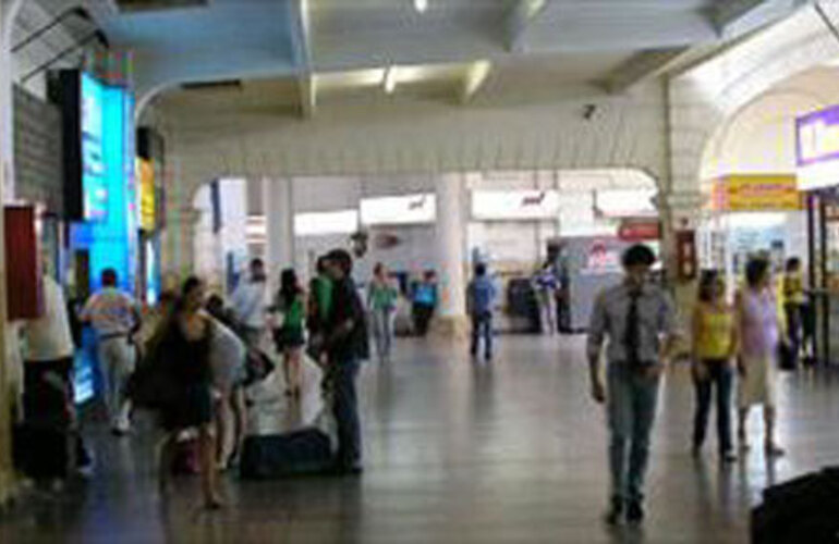 Se suspendió el paro de colectivos de larga distancia lanzado el jueves pasado por los trabajadores de la Unión Tranviarios Automotor (UTA). Según informó Radio 2, el sector llegó a un acuerdo salarial y el Gobierno salió como garante. En la terminal Mari Se suspendió el paro de colectivos de larga distancia lanzado el jueves pasado por los trabajadores de la Unión Tranviarios Automotor (UTA). Según informó Radio 2, el sector llegó a un acuerdo salarial y el Gobierno salió como garante. En la terminal Mari