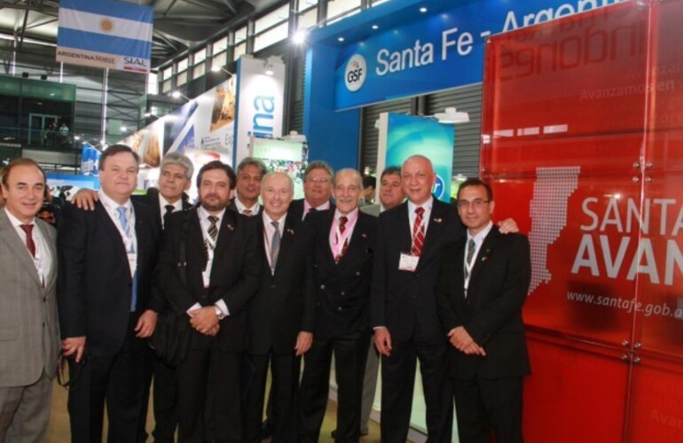 Antonio Bonfatti encabezó la comitiva oficial que recorrió el stand santafesino en la Sial