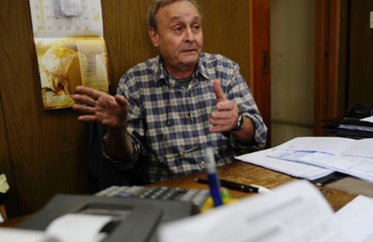 Apuntado. Juan Carlos Antonelli, ayer en su distribuidora de Uriburu y Santiago horas despu&eacute;s de sufrir el asalto