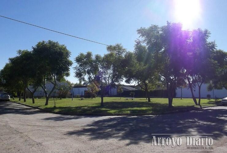 La Plaza Azul está ubicada en calle Lisandro de la Torre y Garagham