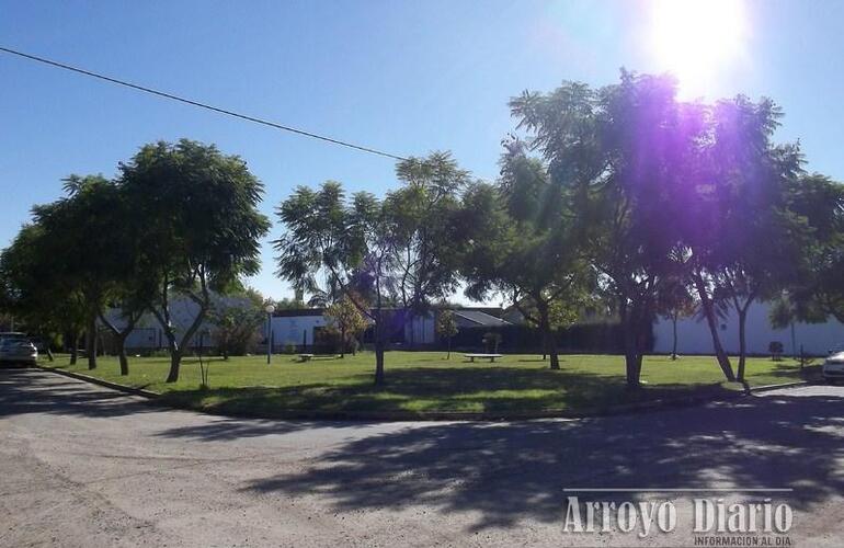 La Plaza Azul está ubicada en calle Lisandro de la Torre y Garagham