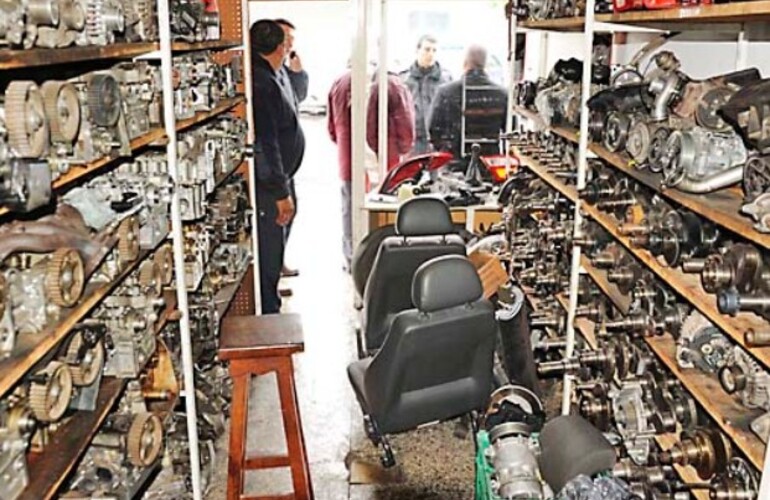 Estanterías. Varios centenares de piezas mecánicas de dudosa procedencia fueron encontradas en el local allanado. (foto: Sergio Toriggino) Estanterías. Varios centenares de piezas mecánicas de dudosa procedencia fueron encontradas en el local allanado. (foto: Sergio Toriggino)