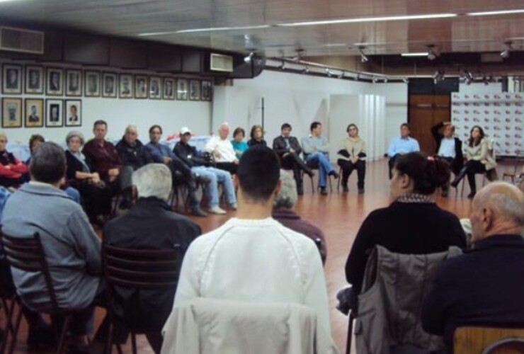 Conclave. Los vecinos participaron de una asablea en la que las autoridades defendieron los alcances de la ordenanza.