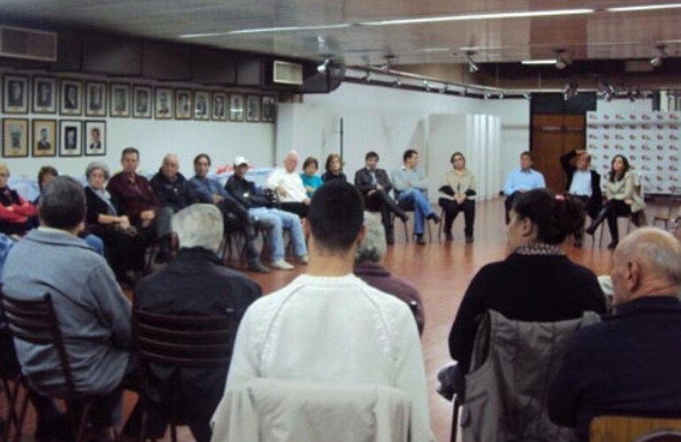 Conclave. Los vecinos participaron de una asablea en la que las autoridades defendieron los alcances de la ordenanza.