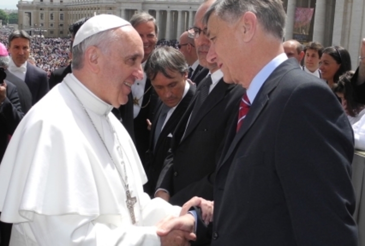 El saludo del santo padre y el líder socialista.